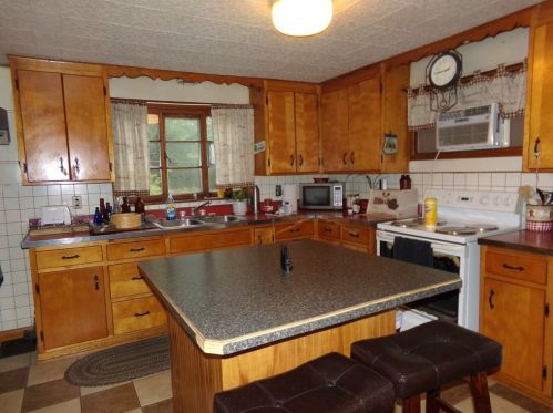 7423 Penn Ave, Somerset PA  15501-7372 exterior