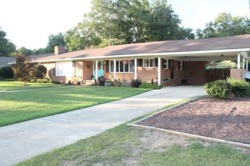305 Pineland Dr, Goldsboro, NC 27534-1717