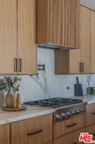 12600 Emelita St, North Hollywood CA  91607-1017 exterior