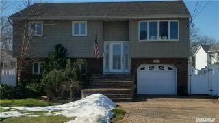 2006 Seamans Neck Rd, Seaford, NY 11783-2537