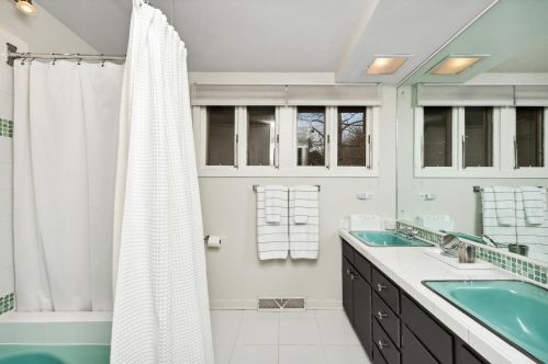 77 Lakeview Dr, Lake Geneva WI  53147-9701 exterior