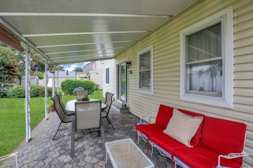 45 Ward St, Westbury NY  11590-2929 exterior