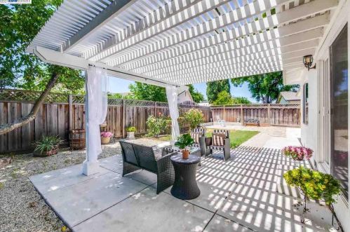 6570 Inglewood Dr, Pleasanton CA  94588-3825 exterior