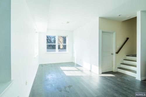 69 13 St, Newark NJ 07107-1108 exterior