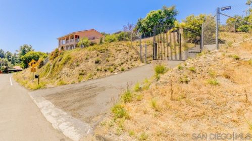 9488 Edgewood Dr, La Mesa, CA 91941-5616