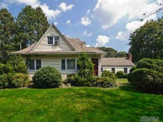 92 Centerport Rd, Center Port, NY 11721-1706