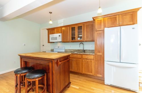 8 Canter Ct, Nashua NH  03063-2929 exterior