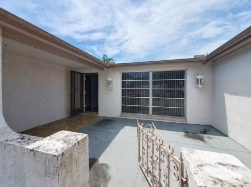 9815 Wayside Ln, Port Richey, FL 34668-4049