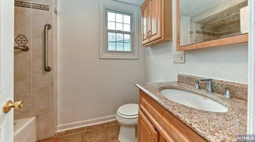 29 River Rd, Oakland NJ  07436-1912 exterior