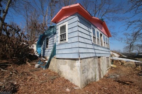 18 Delaware Ave, Hopatcong NJ  07843-1907 exterior