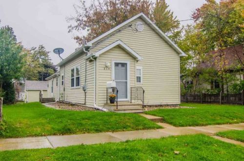 214 10th St, Kaukauna, WI 54130-2853