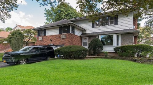 855 Pepperidge Rd, Westbury, NY 11590-1418