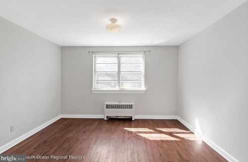 71 Manor Dr, Tinton Falls NJ  07712-2568 exterior