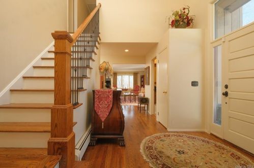 8 Northview Ct, Pleasantville, NY 10570-1412