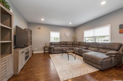 59 Reilly St, West Islip NY  11795-1044 exterior