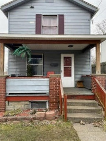 37 7th St, Hermitage, PA 16150-2028