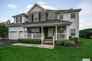 55 Windflower Ln, Northampton, NY 11901-1407