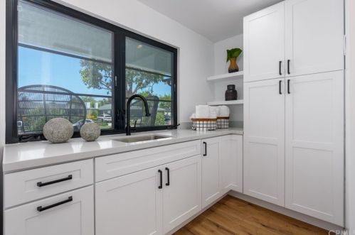 1712 Tradewinds Ln, Newport Beach CA  92660-4312 exterior