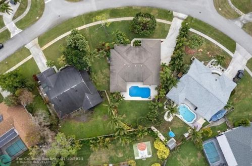 342 Knotty Wood Ln, West Palm Beach FL  33414-7807 exterior