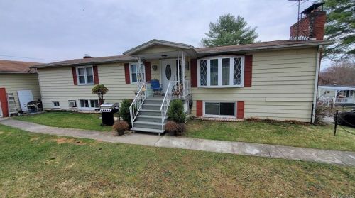 8 Hideaway Ln, Marlborough NY  12542-5228 exterior