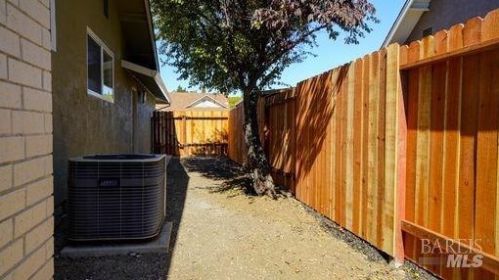 252 Livingston Ave, Vacaville CA  95687-6415 exterior