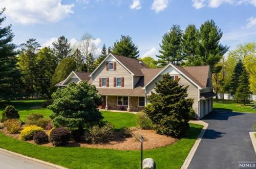 6 Surrey Ln, Montvale, NJ 07645-1517