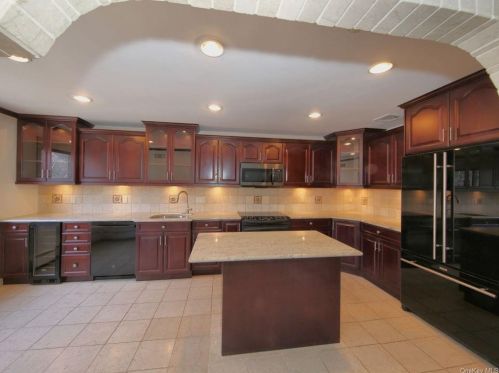 152 Brush Hollow Cres, Rye Brook NY  10573-1624 exterior