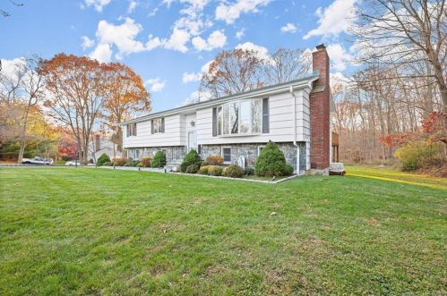 17 Rosellen Dr, Bridgeport, CT 06611-1705