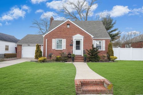846 Harrison St, Hempstead, NY 11552-3622