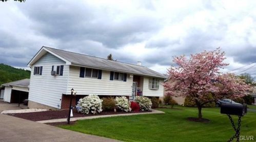 724 Lincoln Ave, Walnutport PA  18088-1328 exterior