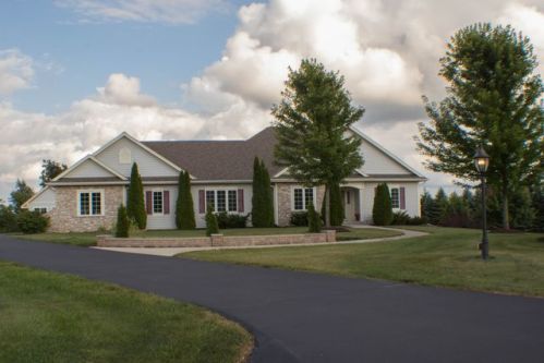 1184 Cheyenne Ct, Hubertus, WI 53033-9556