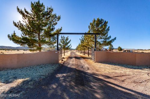 51 Loma De Paz Ln, Canelo, AZ 85611-7902