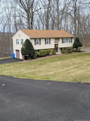 27 Royal Ct, Huntington, CT 06484-2936