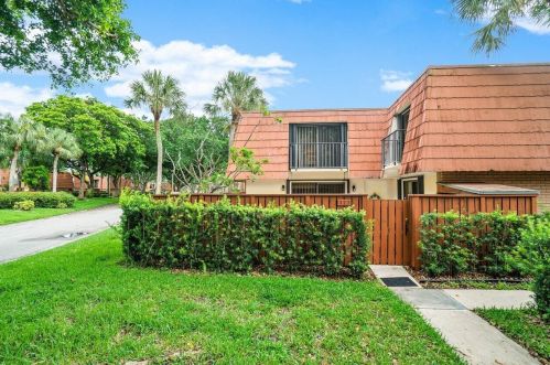 323 Live Oak Ln, Boynton Beach, FL 33436-7107