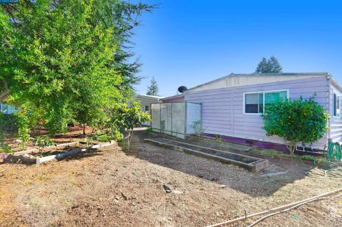207 Regency Ct, Santa Rosa CA  95401-6730 exterior