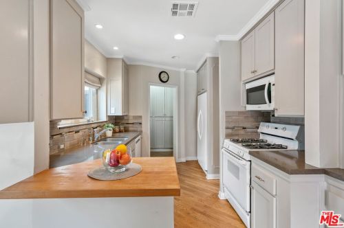 11945 Addison St, North Hollywood CA  91607-3157 exterior