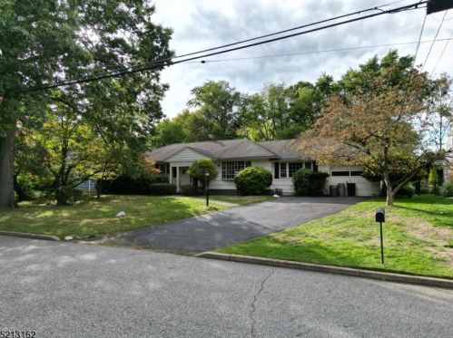 8 Elray Rd, Greystone Park, NJ 07950-3115