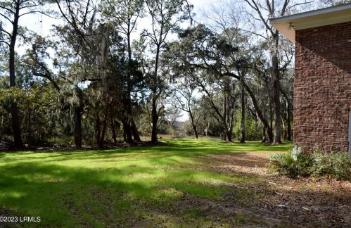 898 Broad River Dr, Beaufort, SC 29906-6806