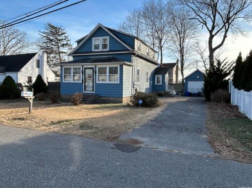 26 Flanders Pl, Babylon, NY 11704-5417