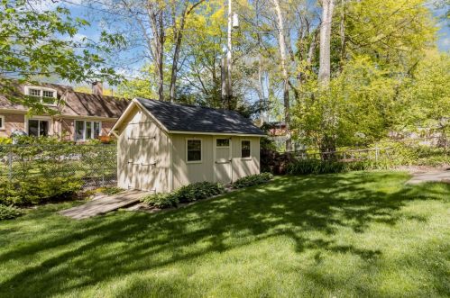 560 Woodlawn Dr, Valpo IN  46385-3347 exterior