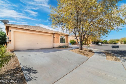 7820 Sentinal Stone Dr, Tucson, AZ 85756-8327