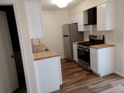 140 Villagegreen Ct, Warwick NY  10990-4238 exterior