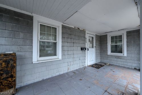 615 Walnut St, Roselle, NJ 07203-2037