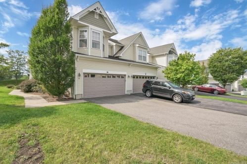 24 Cobblestone Ln, Middletown, NY 10940-5090