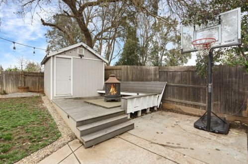 9020 Lismore Dr, Elk Grove CA  95624-2661 exterior