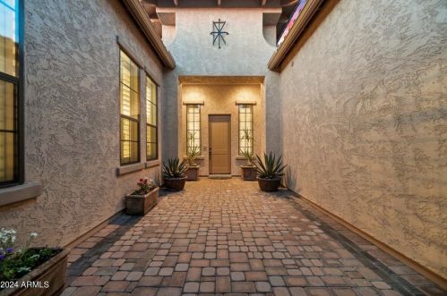 8452 Laurel St, Mesa, AZ 85207-3008