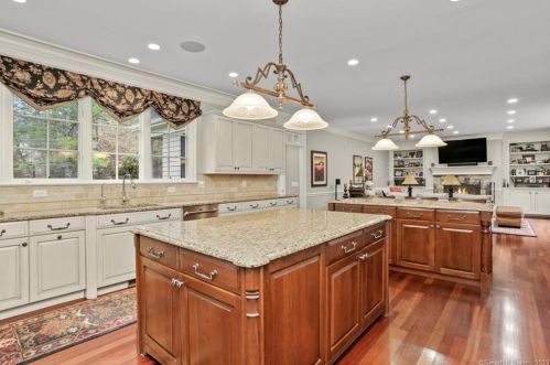77 Tackora Trl, Ridgefield CT  06877-3028 exterior