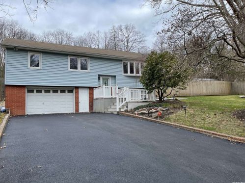 630 Meadow Rd, San Remo, NY 11754-5010