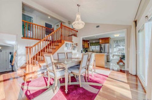 9 Robbins Ln, Great Neck, NY 11020-1226