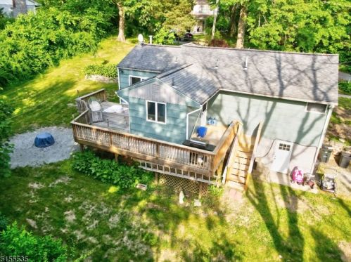 25 Grandview Ln, West Milford NJ  07480-1424 exterior